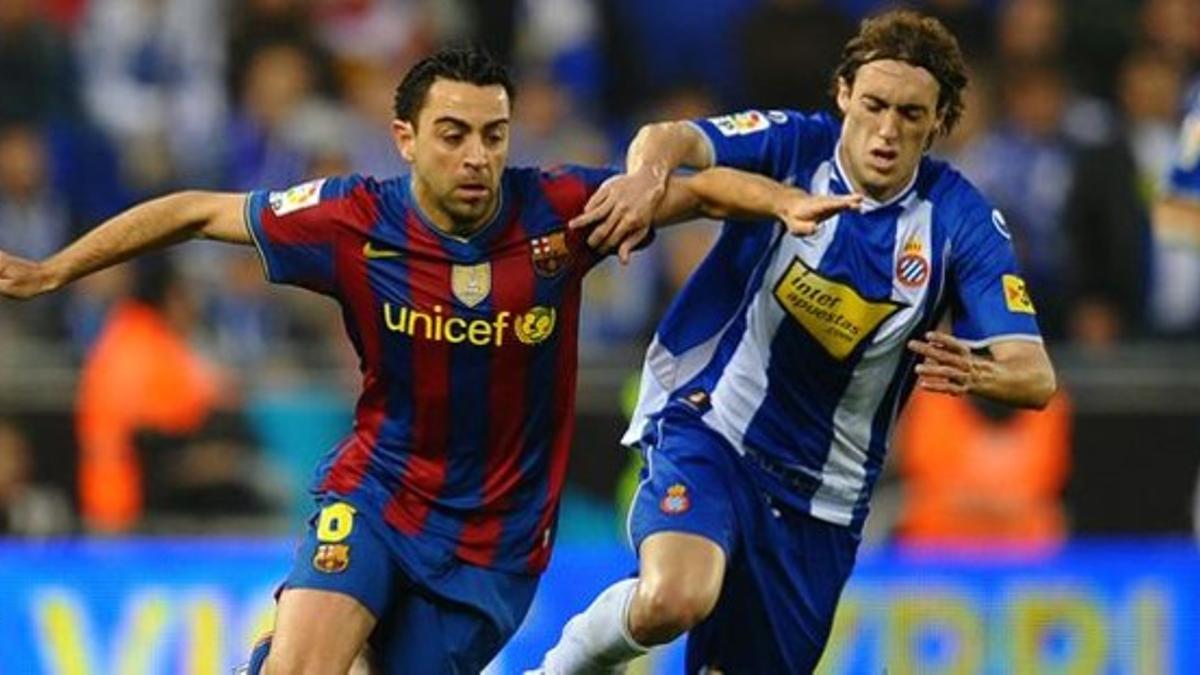 Baena y Xavi, en un derbi en Cornellà.