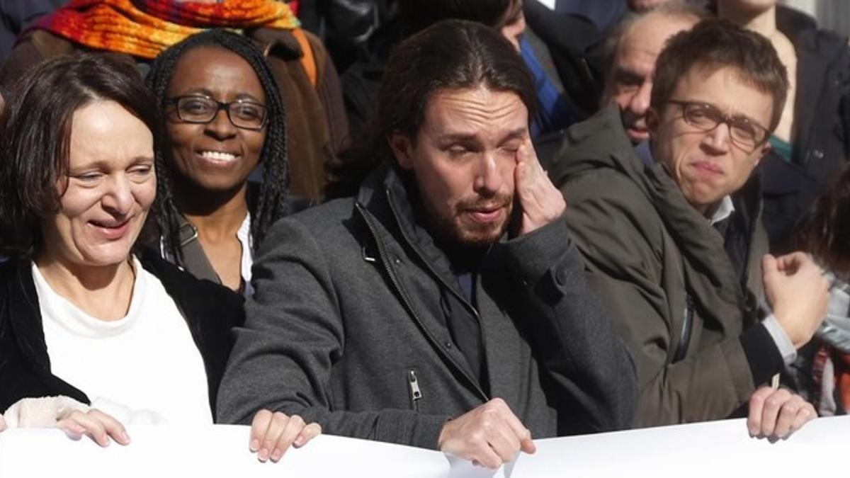 Pablo Iglesias llora de emoción ante la puerta de los leones, en el Congreso.
