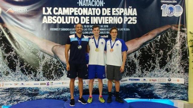 Marc Sánchez, en el podio del 400 libre.