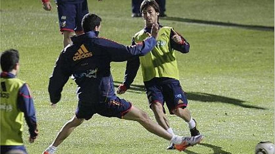 David Silva conduce el balón durante el entrenamiento de ayer de la selección,.