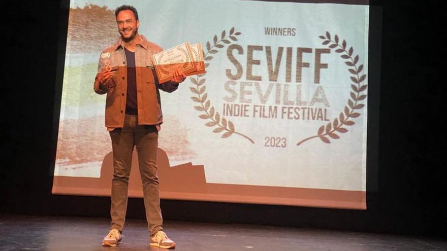 Armando Ravelo, anoche, con el premio en Sevilla.