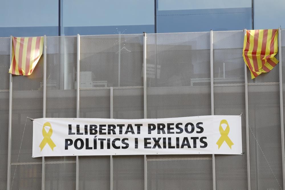 Tornen les pancartes per la llibertat dels presos a les institucions