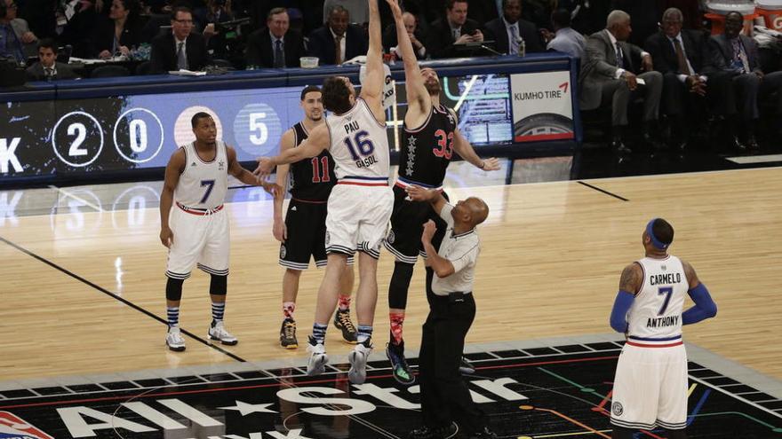 Pau y Marc Gasol inician el Partido de las Estrellas de 2015. // J. Szenes