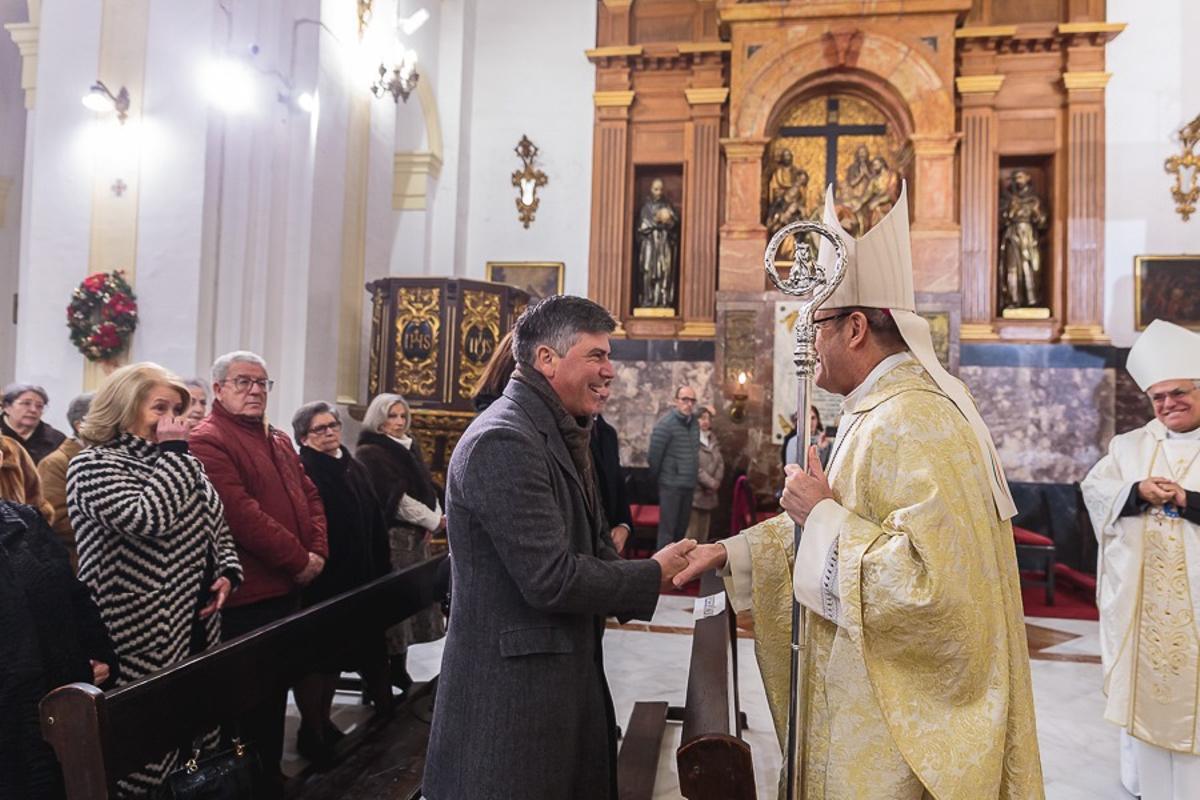 El obispo de Córdoba saluda al alcalde de Montilla.