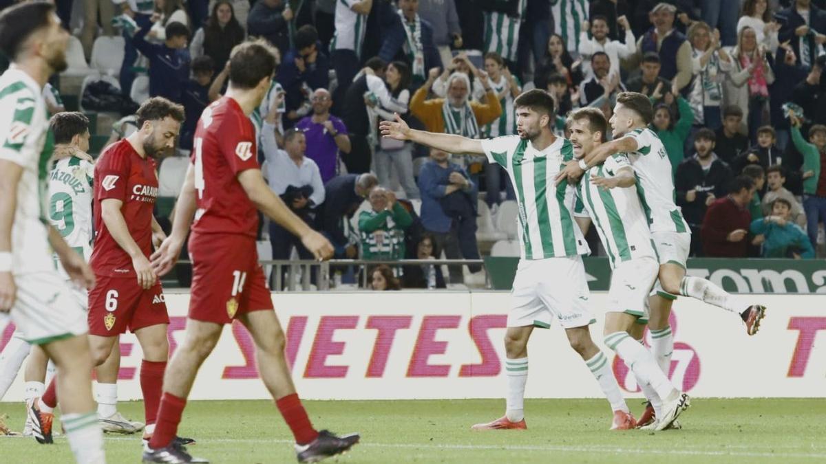Los futbolistas del Córdoba CF celebran un gol ante el Zaragoza en la cita de la primera vuelta.