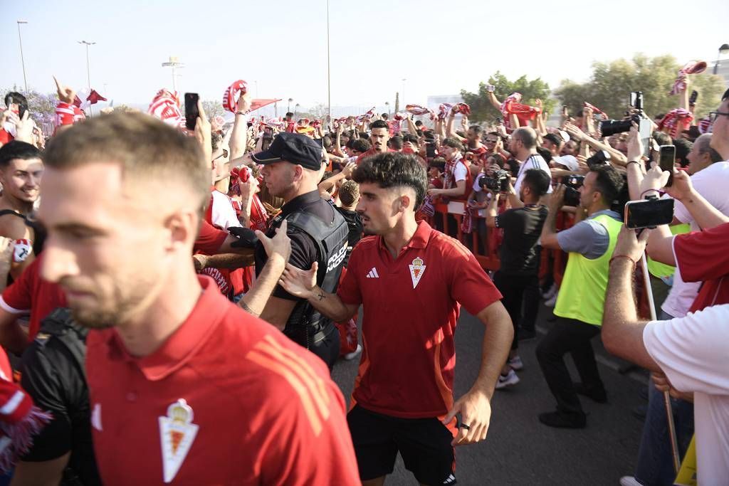 Recibimiento de la afición al Real Murcia antes del partido ante el Nástic
