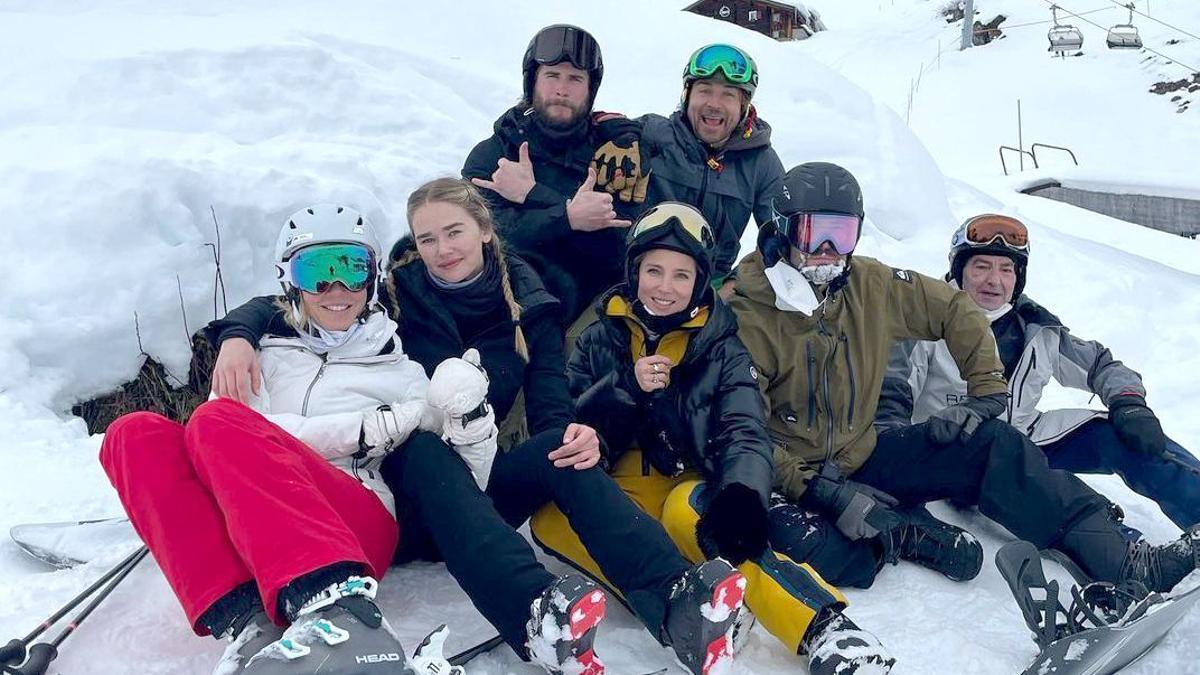 Liam Hemsworth posa junto a su novia y su familia en la nieve.