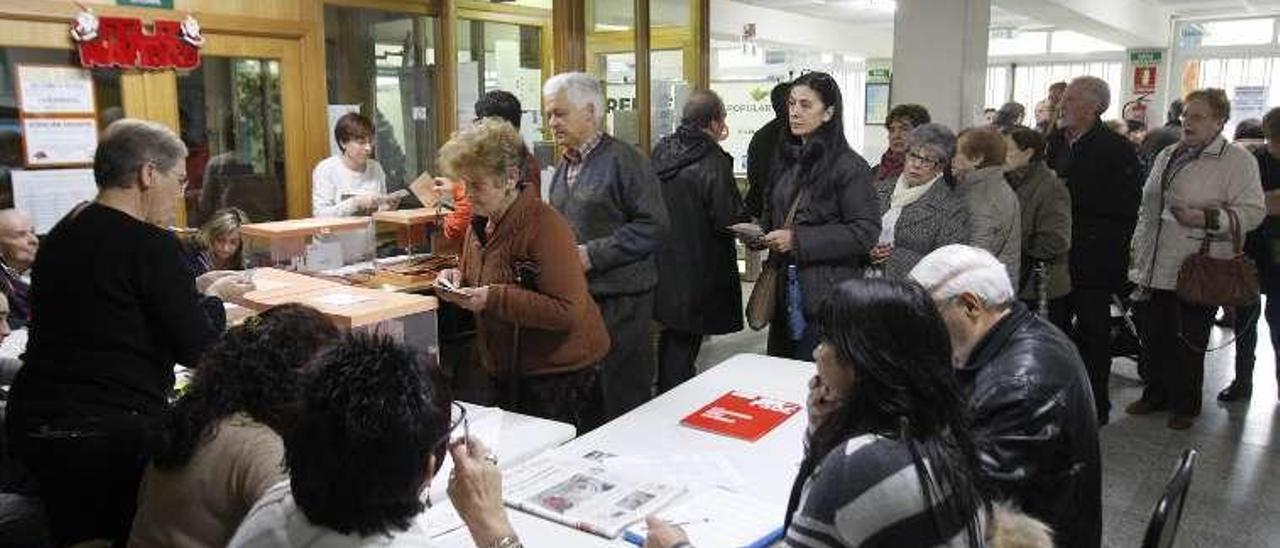 Colas para votar el pasado 20-D en Ourense. // Jesús Regal