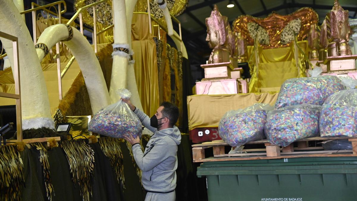 Un trabajador sube las bolsas de confeti a las carrozas de los Reyes Magos de Badajoz, ayer.