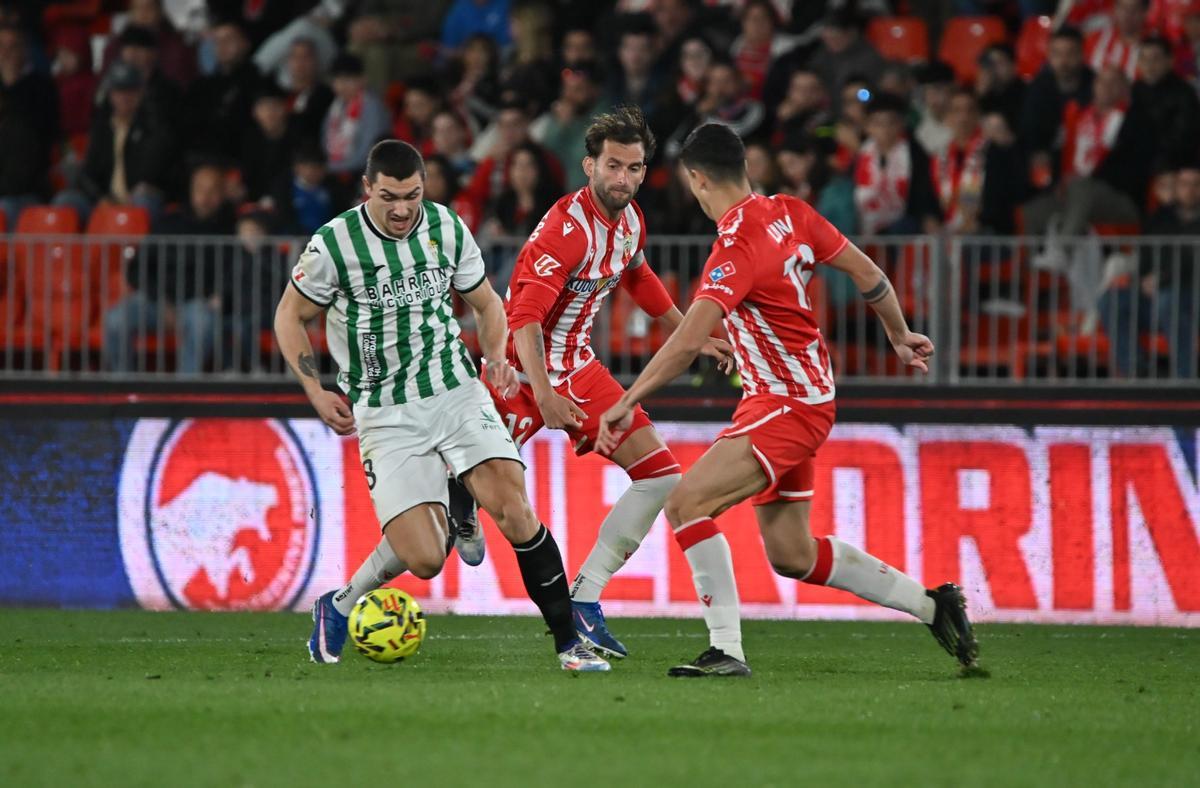 Adrián Fuentes, durante un lance del pasado Almería-Córdoba CF.