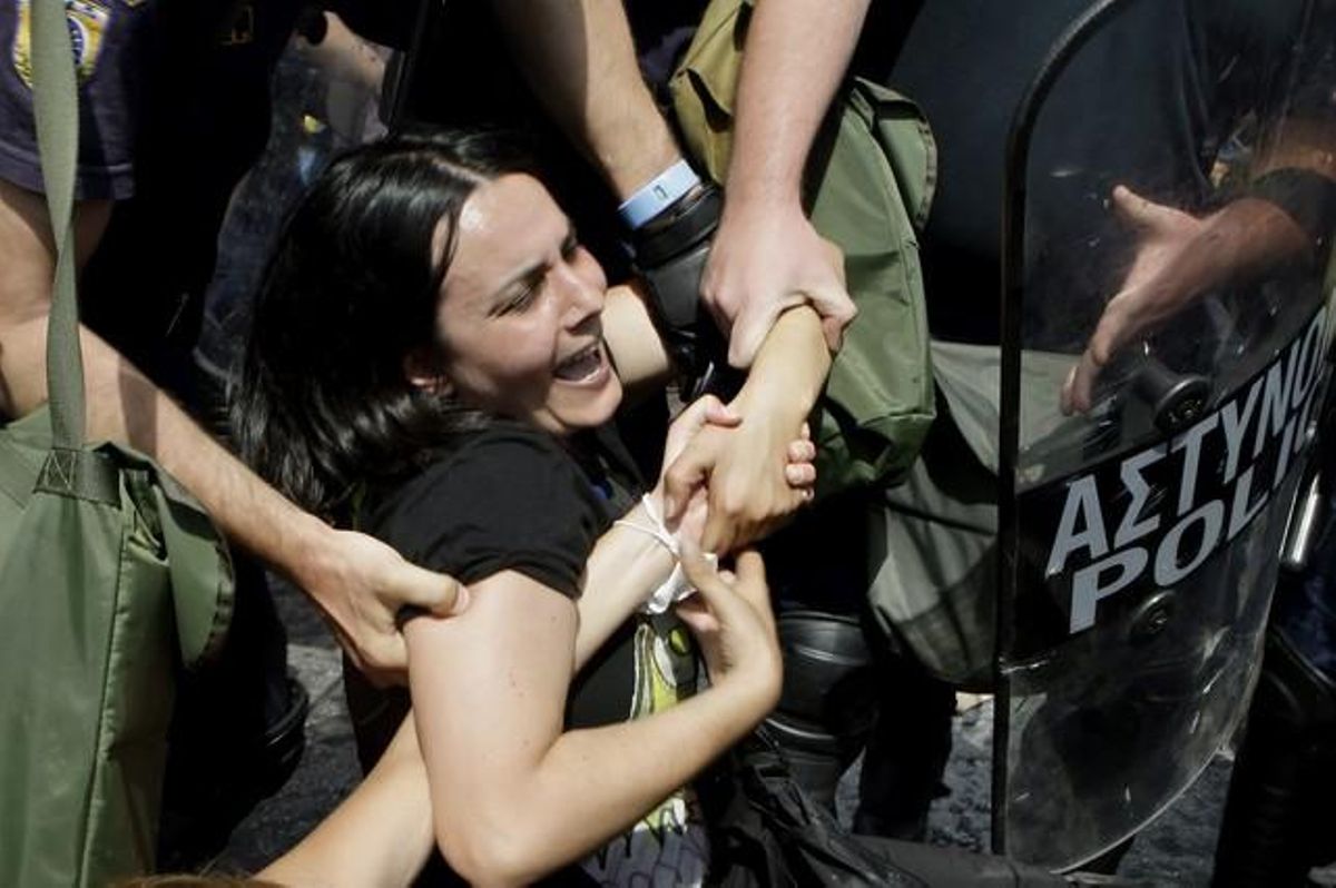 Disturbis entre manifestants i policies en les proximitats del Parlament grec, durant la cinquena jornada d’atur general, aquest matí, a Atenes.