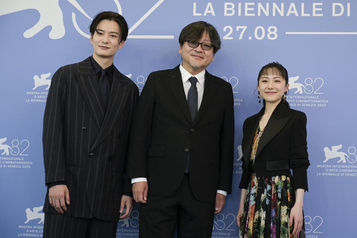 Masaki Okada, Mamoru Hosoda  y Mana Ashida en Venecia este jueves.