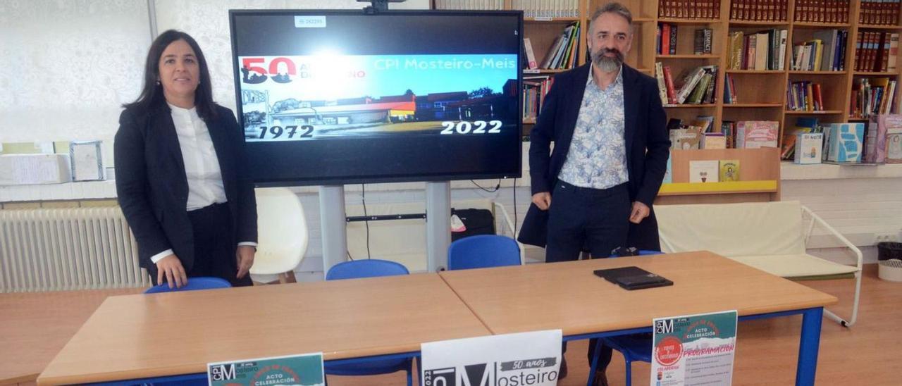 Marta Giráldez y Luis Camilo Fernández, ayer en el colegio de Mosteiro.   | // NOÉ PARGA