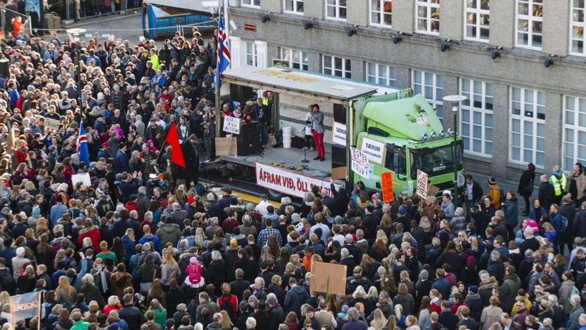 Manifestantes contra la permanencia en el Gobierno del 'premier' Gunnlaugsson, el día 4, en Reikiavik.