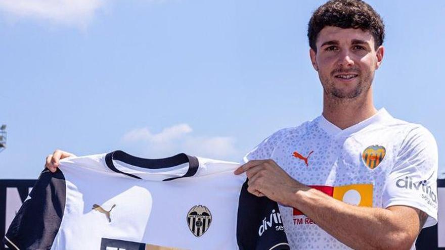 Simón Luca seguirá un año más en el Valencia Mestalla