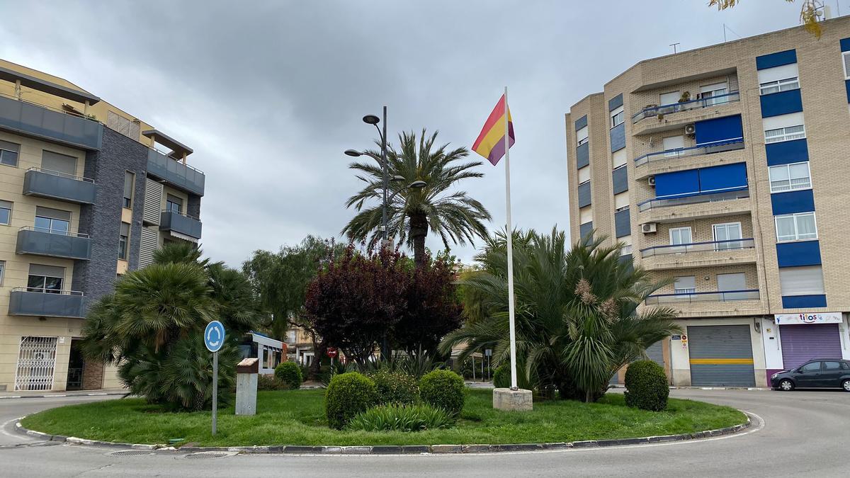 La bandera republicana en una rotonda de Paterna