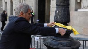 Alberto Fernandez Diaz retira lazos amarillas de las farolas de delante del Ayuntamiento.