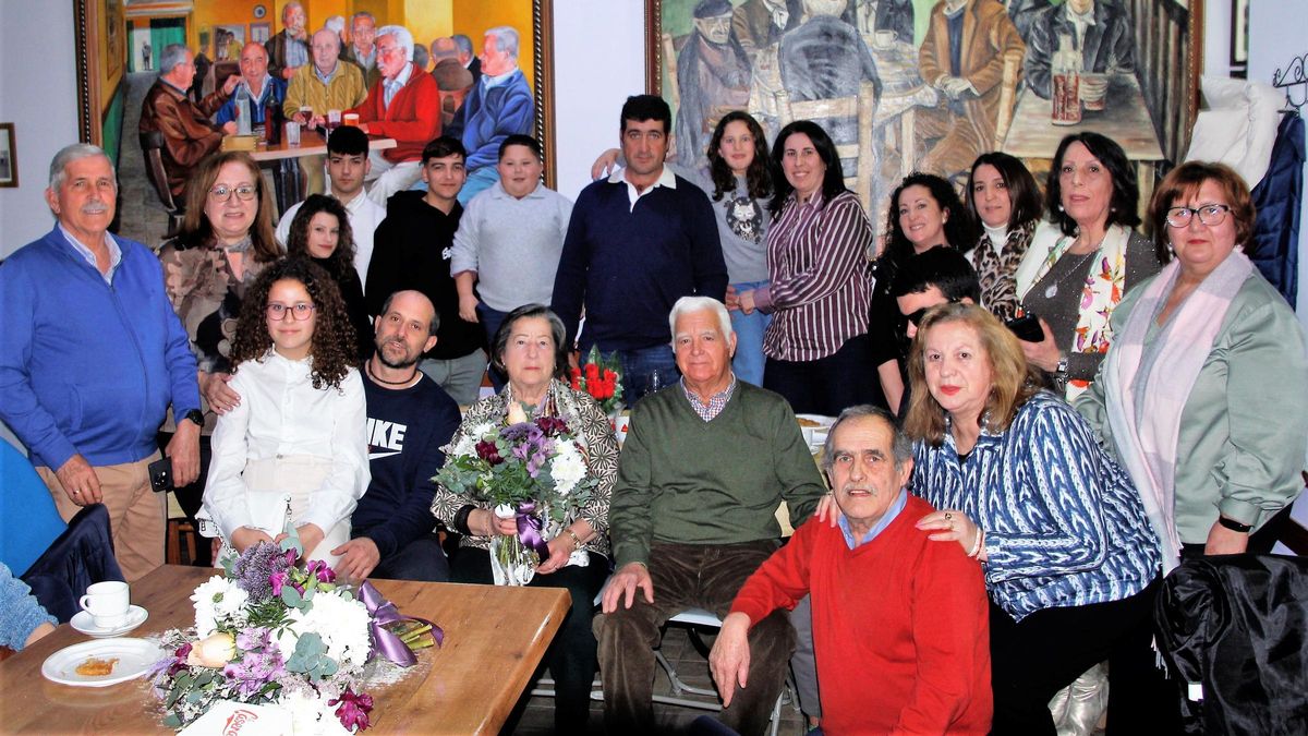 Isabel Vázquez, rodeada de su familia y los miembros de la junta directiva