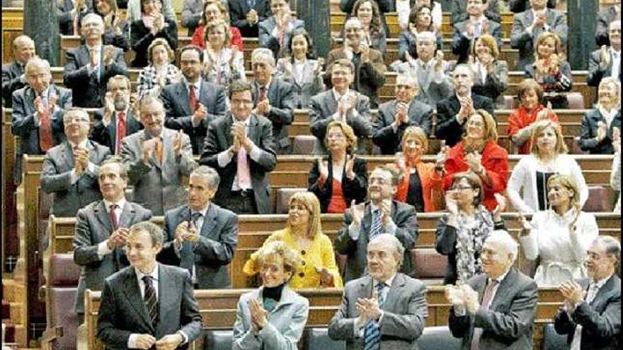 José Luis Rodríguez Zapatero recibe el aplauso de los diputados socialistas tras la votación de investudura, ayer en el Congreso. / sergio barrenechea