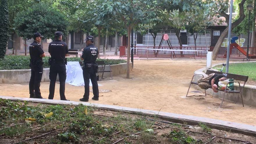 Agentes de Policía custodian el cuerpo (izq) hasta el levantamiento del cadáver.