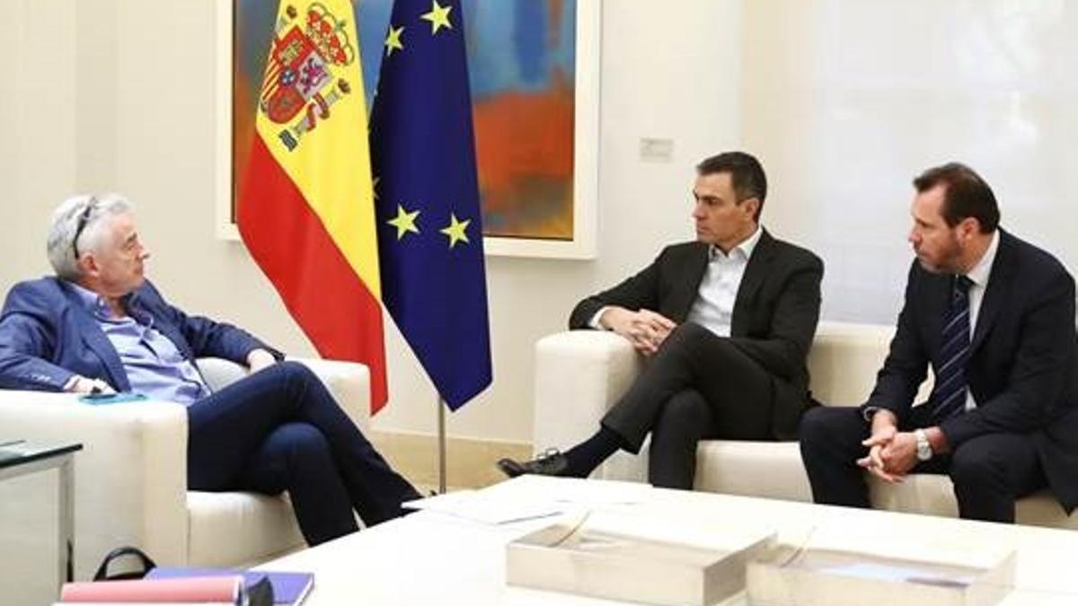 El presidente del Gobierno, Pedro Sánchez, y el consejero delegado de Ryanair, Michael O'Leary.