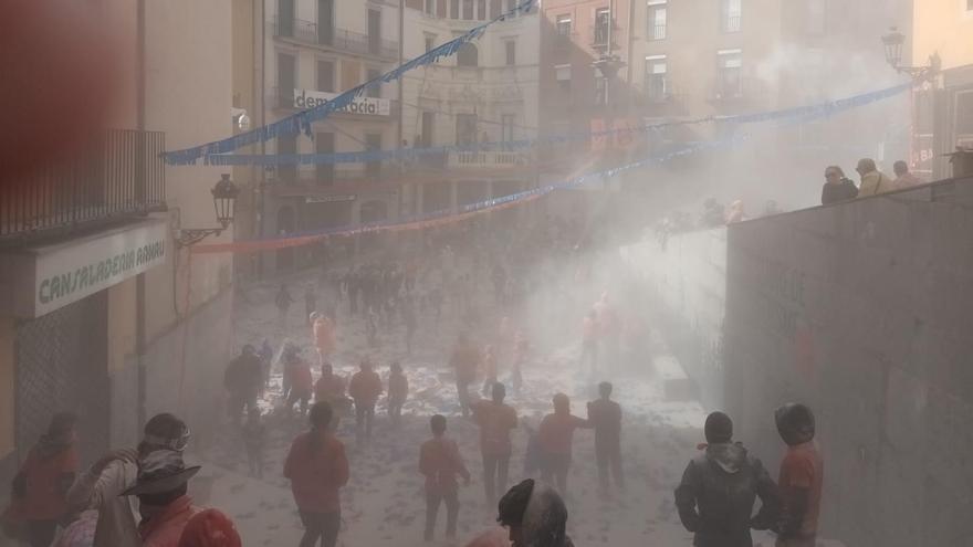 La plaça de Sant Pere en plena batalla de farina