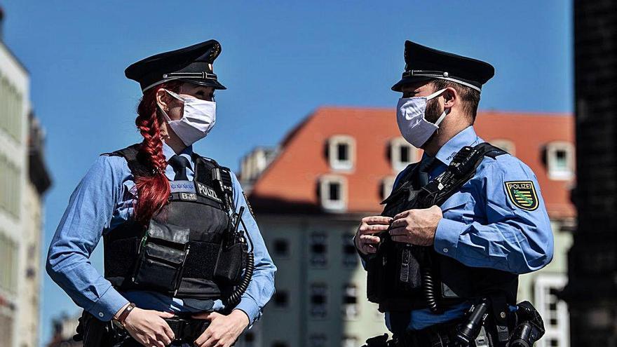 Dos policías alemanes patrullan ayer por Dresde.