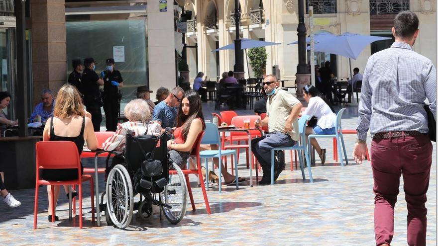 Personas en una terraza en una calle de Cartagena.