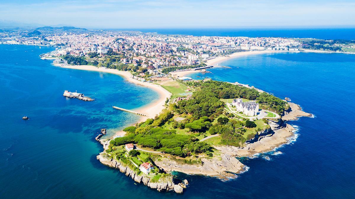 Vista aérea de Santander y la península de la Magdalena, uno de los enclaves más reconocibles de la ciudad.