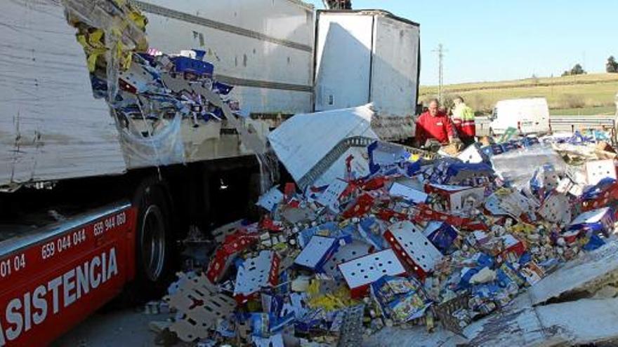 De resultes de l&#039;accident, bona part de la càrrega que transportava el camió va quedar escampada per terra