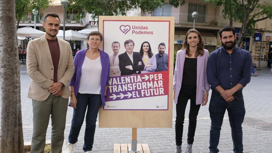 Los candidatos de UP al Govern, Consell y Cort, Antònia Jover, Iván Sevillano y Lucía Muñoz, durante la pegada de carteles.