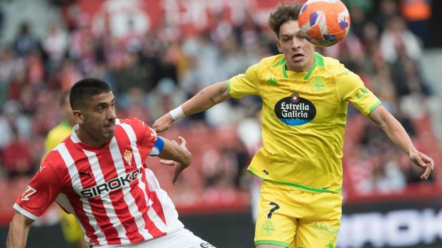 Diego Gómez le roba el balón a Cote en el duelo contra el Sporting en El Molinón.