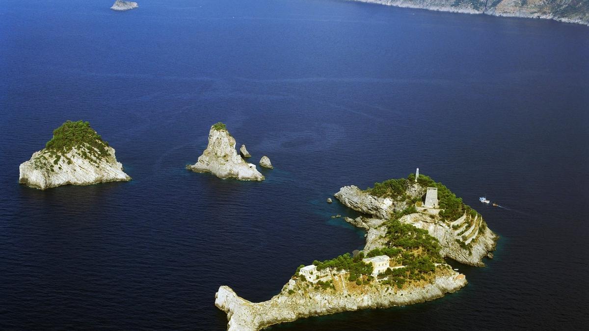 La isla con forma de delfín donde habitan las sirenas