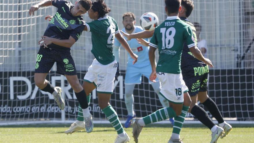 Varios jugadores del Coruxo y Arenteiro disputan un balón en el partido de la primera vuelta. |  // JOSÉ LORES