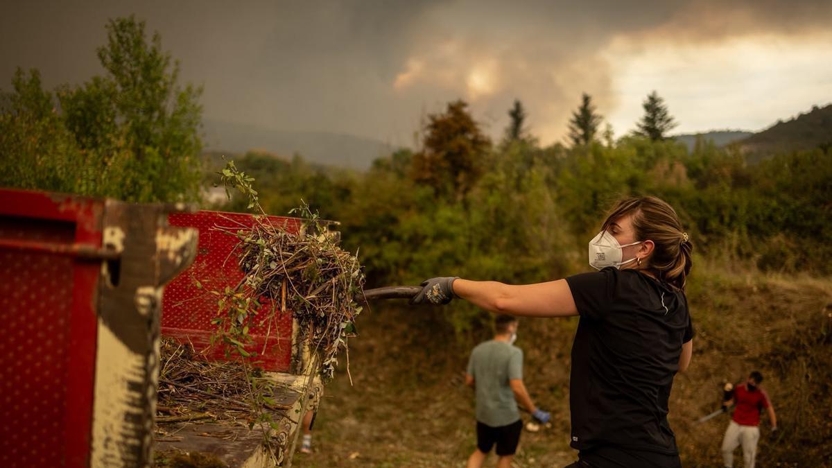 Los vecinos de Santa Cilia crean cortafuegos a la desesperada