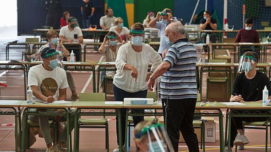 Un votante en un colegio electoral de Burela.