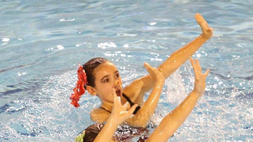 Dos nadadoras del Pedro Menéndez, en el trofeo.