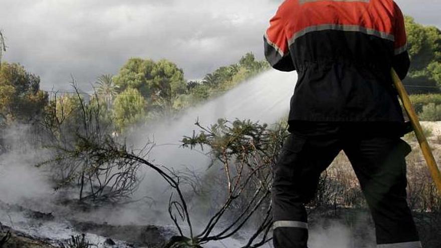 Imagen de las tareas de extinción del incendio declarado ayer