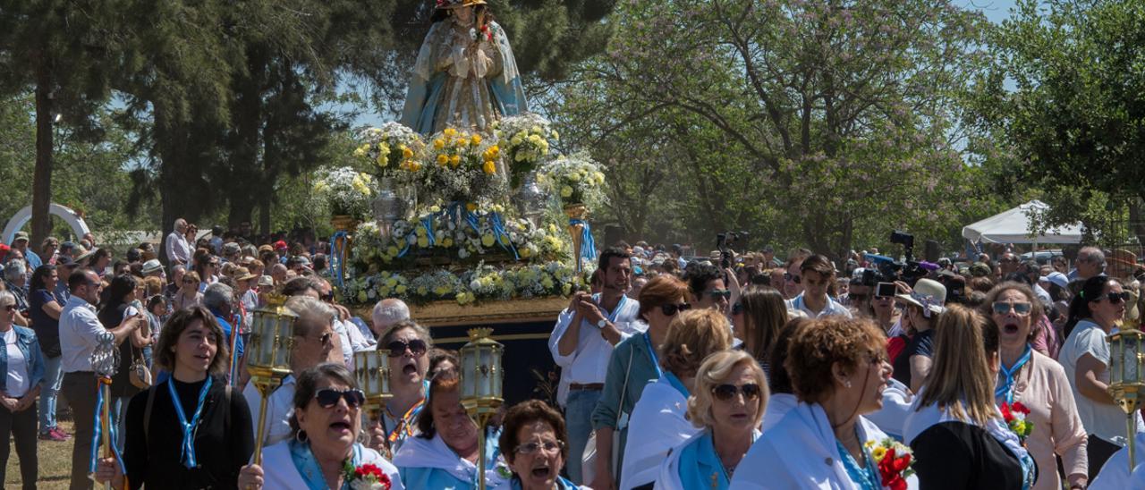 Las lavanderas y el público acompañan a la Virgen de Bótoa en su última procesión en 2019.