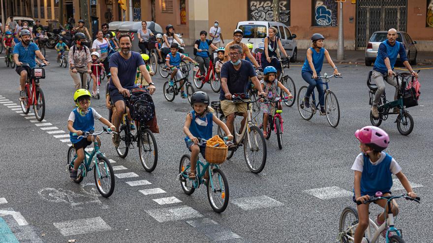 Iniciativa Bici Bus: al colegio en bicicleta por las calles de Barcelona