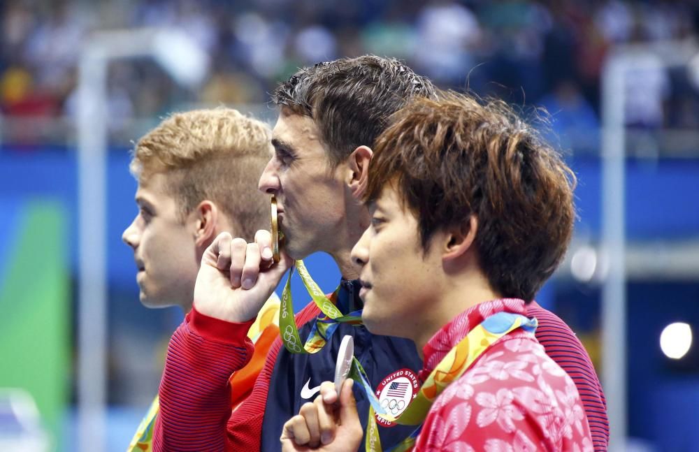 Michael Phelps logra dos medallas de oro.