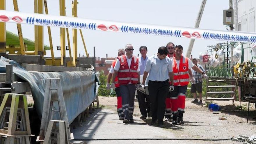 Sanitarios actúan en un accidente.