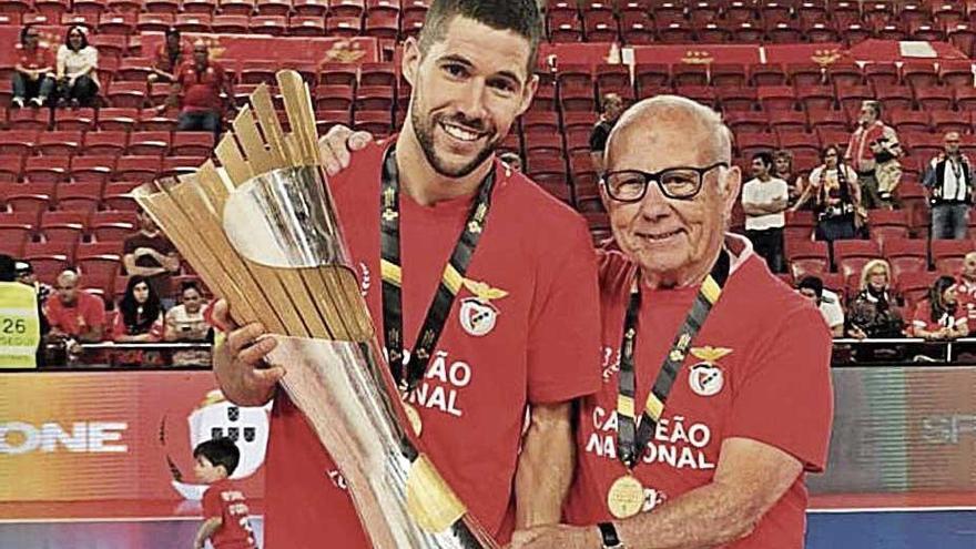 RaÃºl Campos posa con el trofeo de campÃ©on de Portugal.