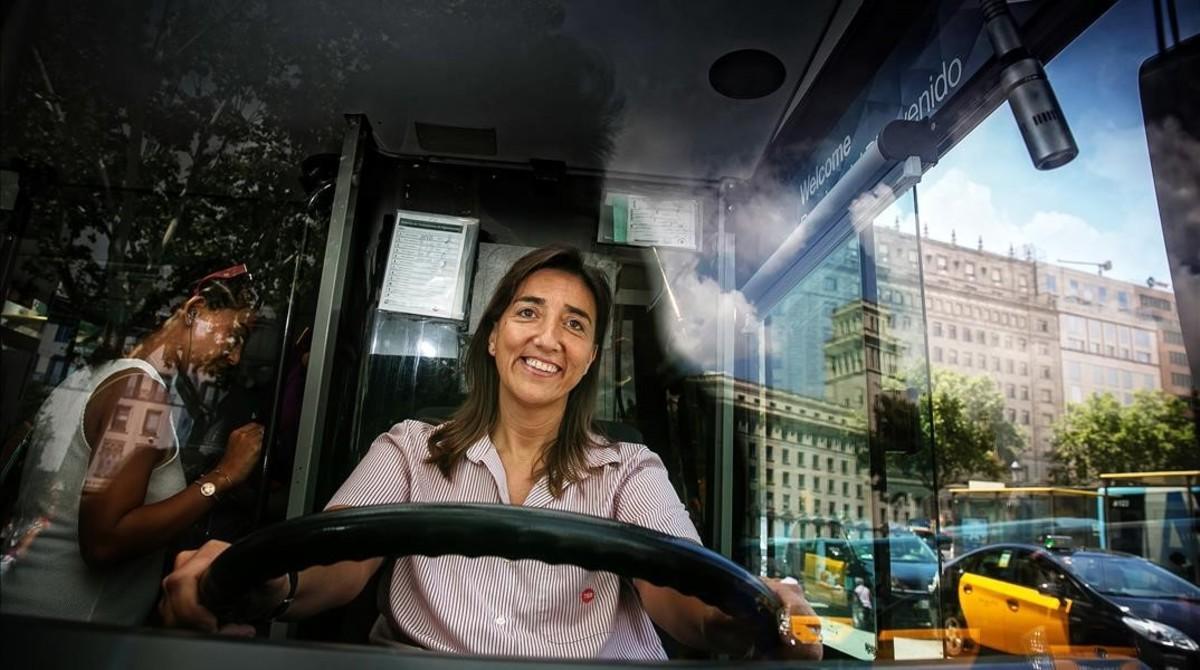 Marta Tello, al volante del Bus Turístic.