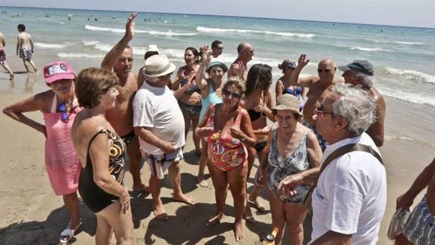 El área acotada para una escuela de surf provoca la ira de los bañistas en San Juan