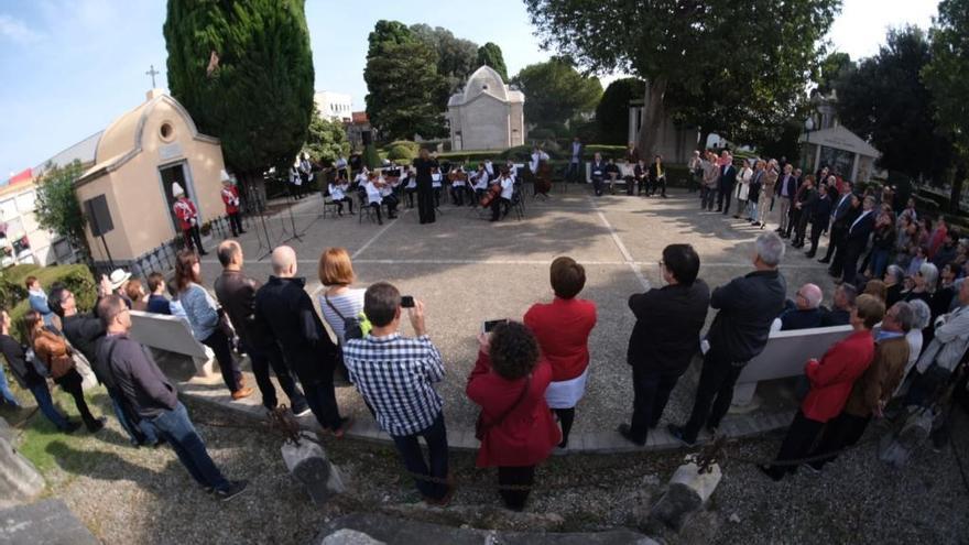 L&#039;acte d&#039;homenatge als difunts al cementiri de Figueres.