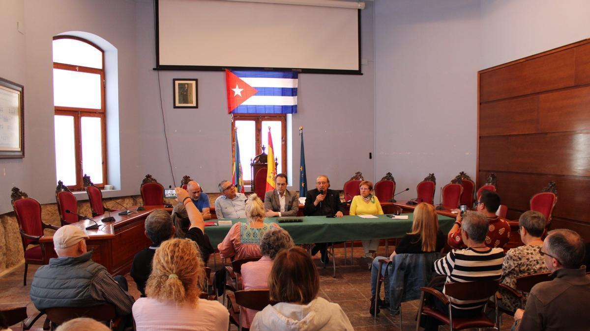 Sala de plenos del Ayuntamiento de Cheste con la visita del embajador de Cuba en España y del periodista Ignacio Ramonet.