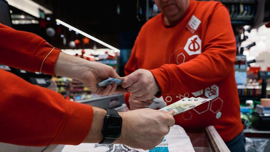 Primers pagaments amb euros en comerços de Sofia, la capital de Bulgària, el dia 1 de gener. | BORISLAV TROSHEV / EFE / EPA