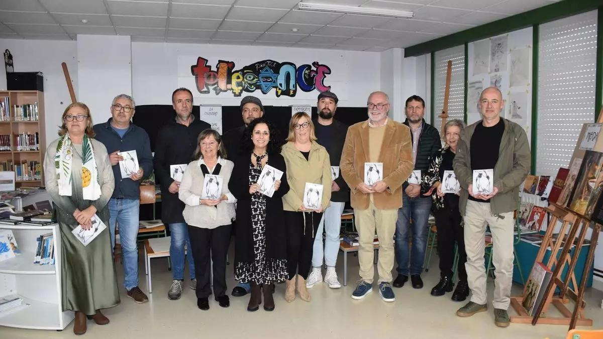 O director do IES Agra de Raíces, 4º esquerda, coa alcaldesa e exalumnos do centro.