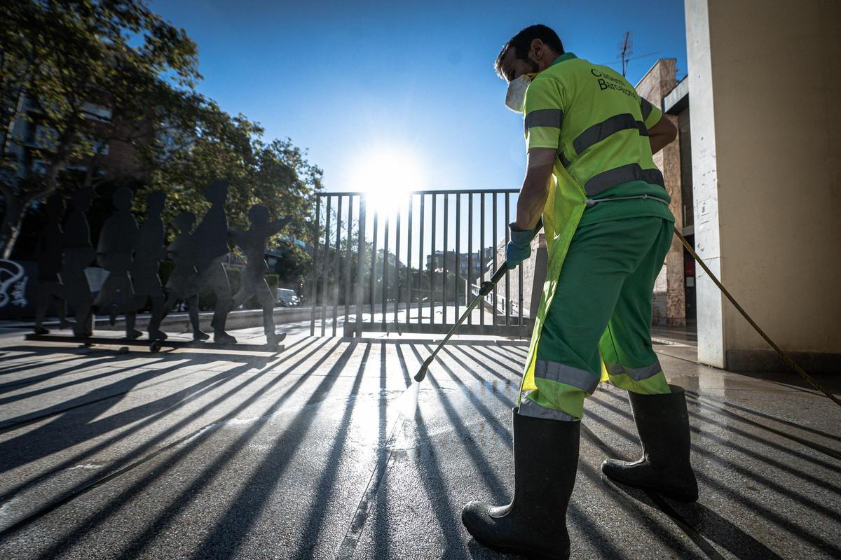 Barcelona desaloja a una treintena de personas sin hogar del parque Joan Miró